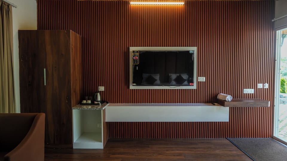 Deluxe Double Room, Garden View | Desk, laptop workspace, free WiFi