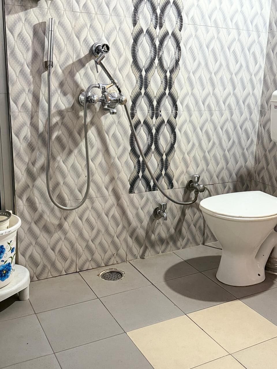 Family Double Room | Bathroom | Shower, slippers, towels, soap