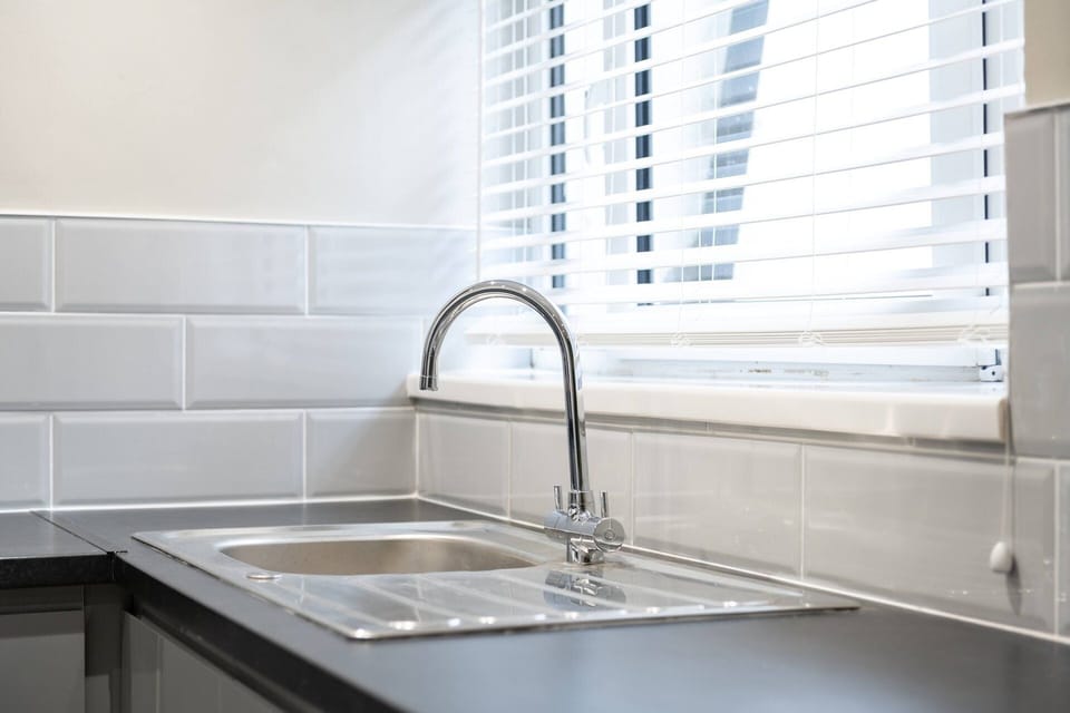 House (Comfortable 4-Bed Home with Free Park) | Private kitchen