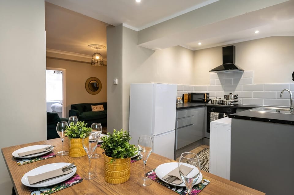 House (Comfortable 4-Bed Home with Free Park) | Dining