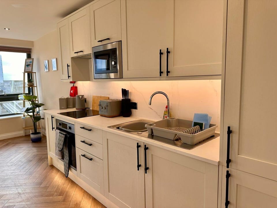 Apartment (Brighton City View 3-Bed Retreat) | Private kitchen | Cookware/dishes/utensils