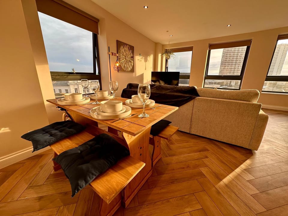 Apartment (Brighton City View 3-Bed Retreat) | Living room | TV
