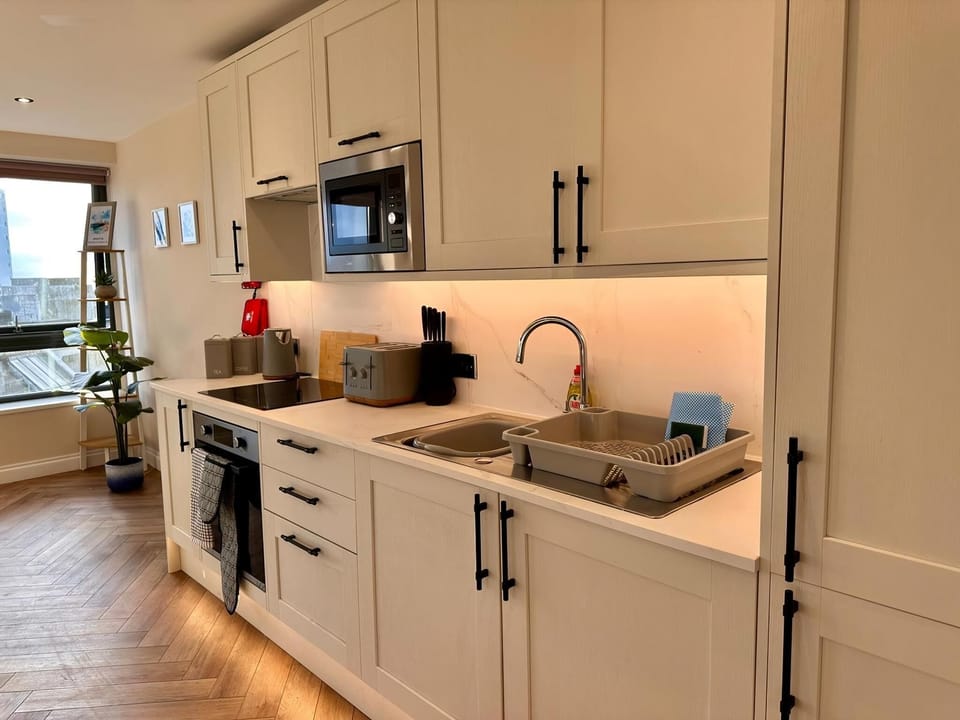Apartment (Brighton City View 3-Bed Retreat) | Private kitchen | Cookware/dishes/utensils