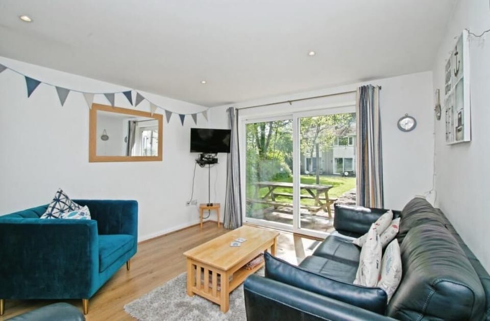 House (Atlantic Reach – Cozy 2-Bed with Pa) | Living room | TV