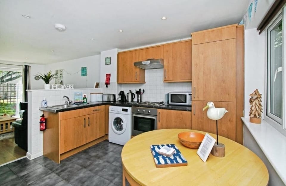 House (Atlantic Reach – Cozy 2-Bed with Pa) | Private kitchen