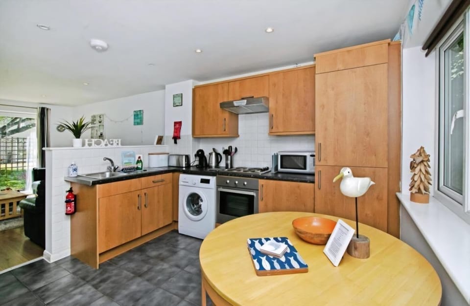 House (Atlantic Reach – Cozy 2-Bed with Pa) | Private kitchen