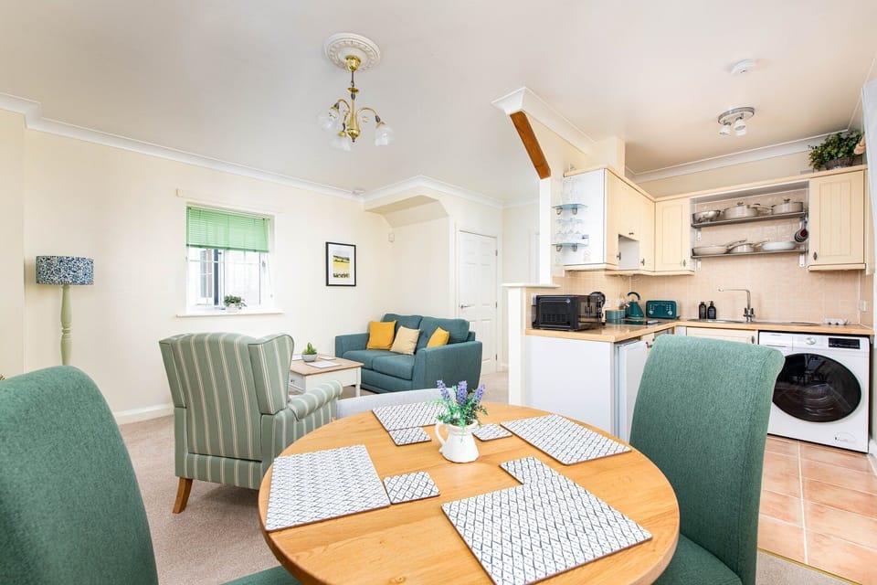 House (Seaview 2-Bed with Private Parking, P) | Dining