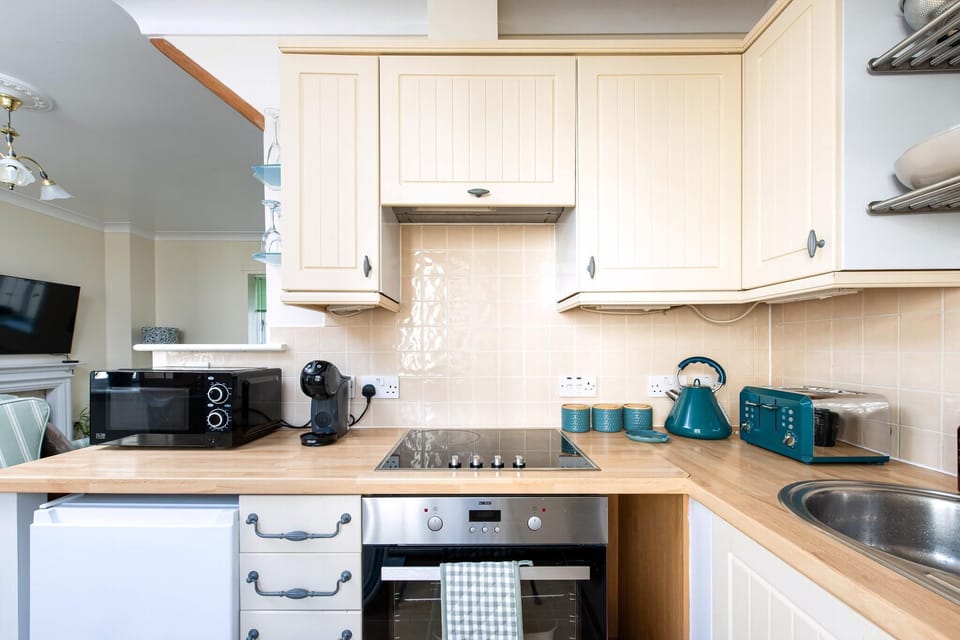 House (Seaview 2-Bed with Private Parking, P) | Private kitchen