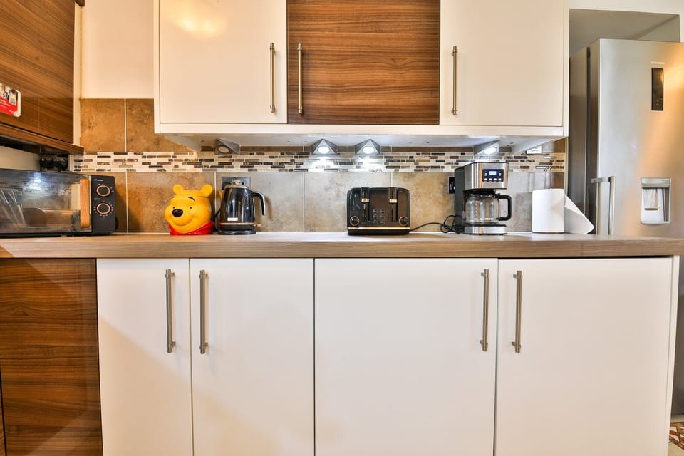 House (The Family Nest – Swansea 4 Bedroom) | Private kitchen | Cookware/dishes/utensils