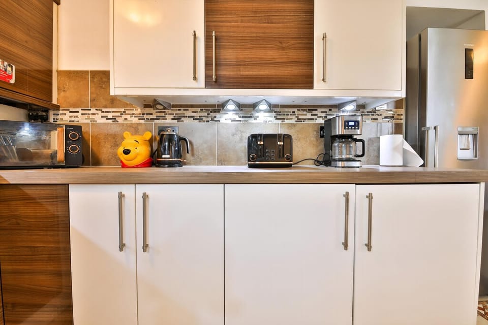 House (The Family Nest – Swansea 4 Bedroom) | Private kitchen | Cookware/dishes/utensils