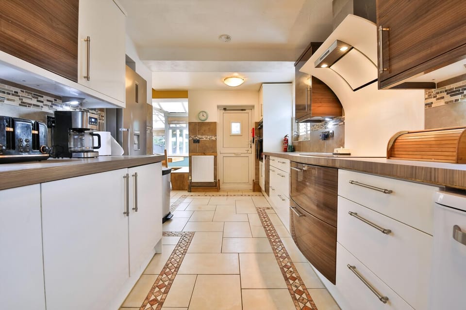 House (The Family Nest – Swansea 4 Bedroom) | Private kitchen | Cookware/dishes/utensils