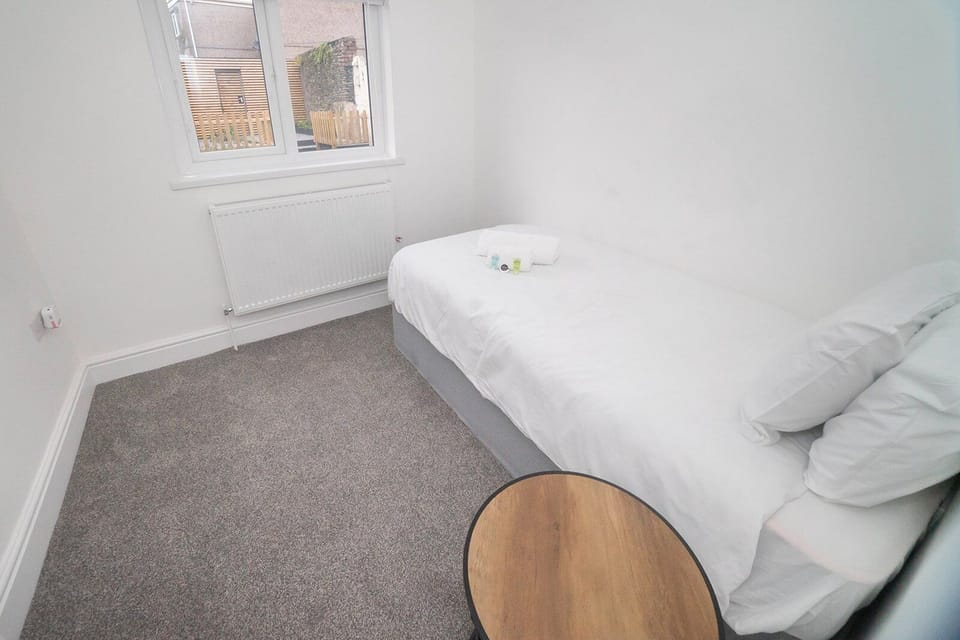 House (Spacious 3BR Swansea House near City ) | 3 bedrooms, free WiFi