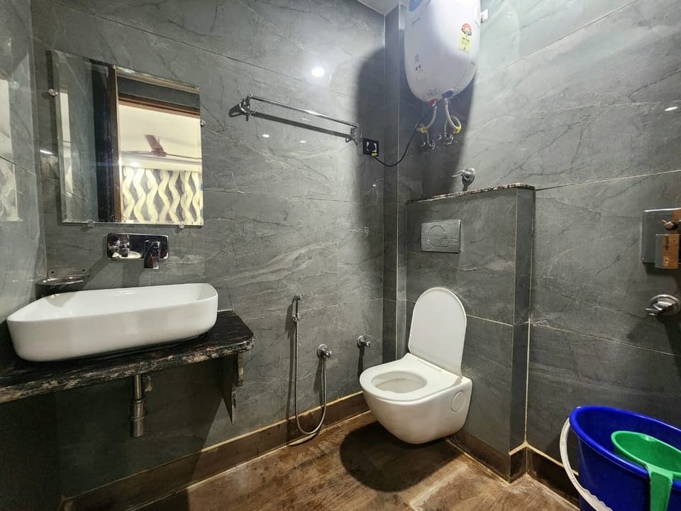 Towels, soap, shampoo, toilet paper