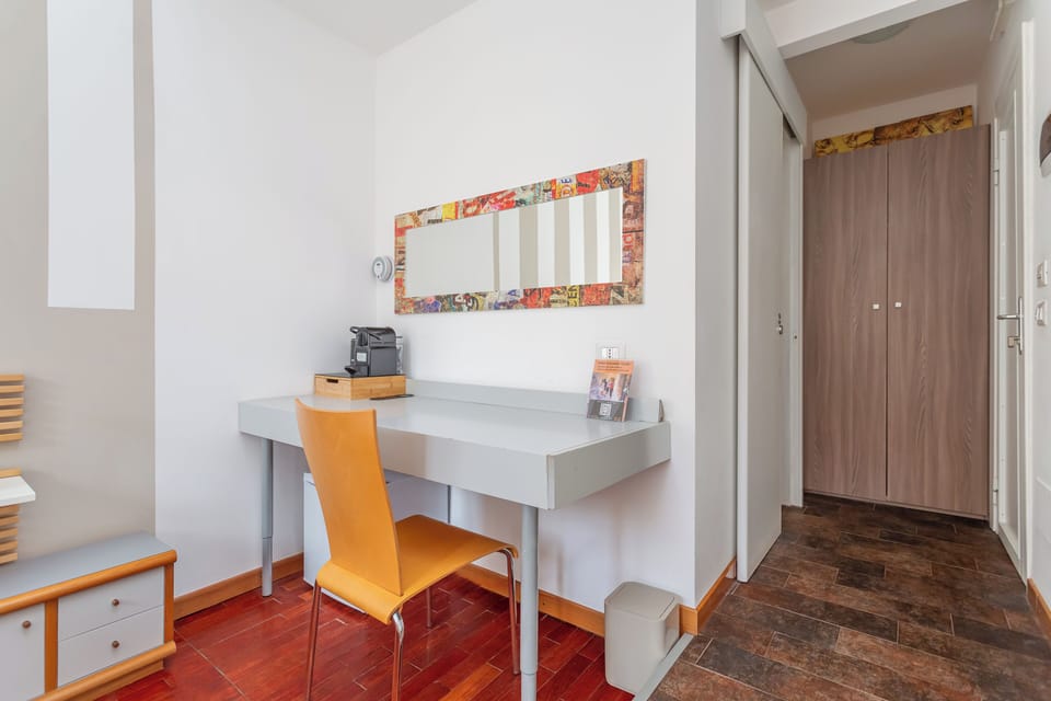 Classic Double Room, Courtyard View | Desk, free WiFi