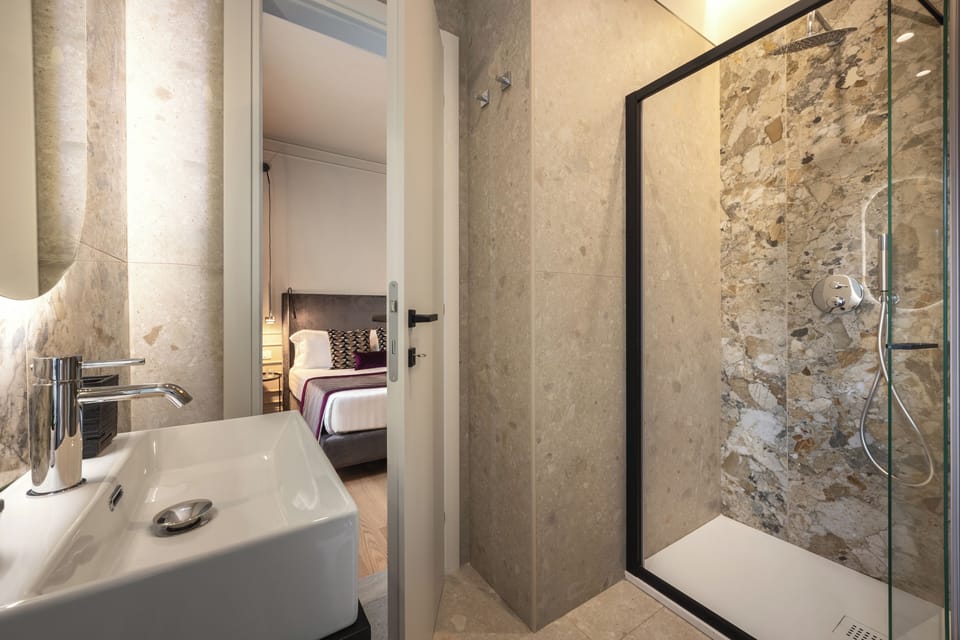 Deluxe Room | Down comforters, minibar, in-room safe, blackout drapes