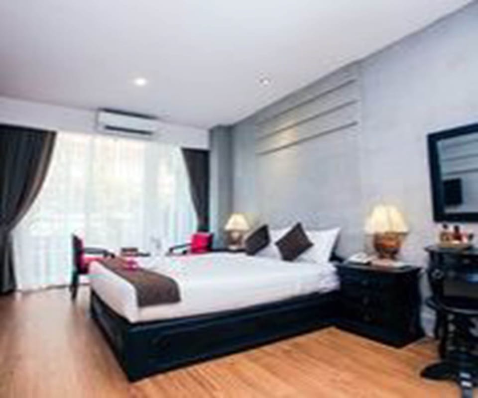 Deluxe Double Room, Balcony | Minibar, in-room safe, desk, blackout drapes