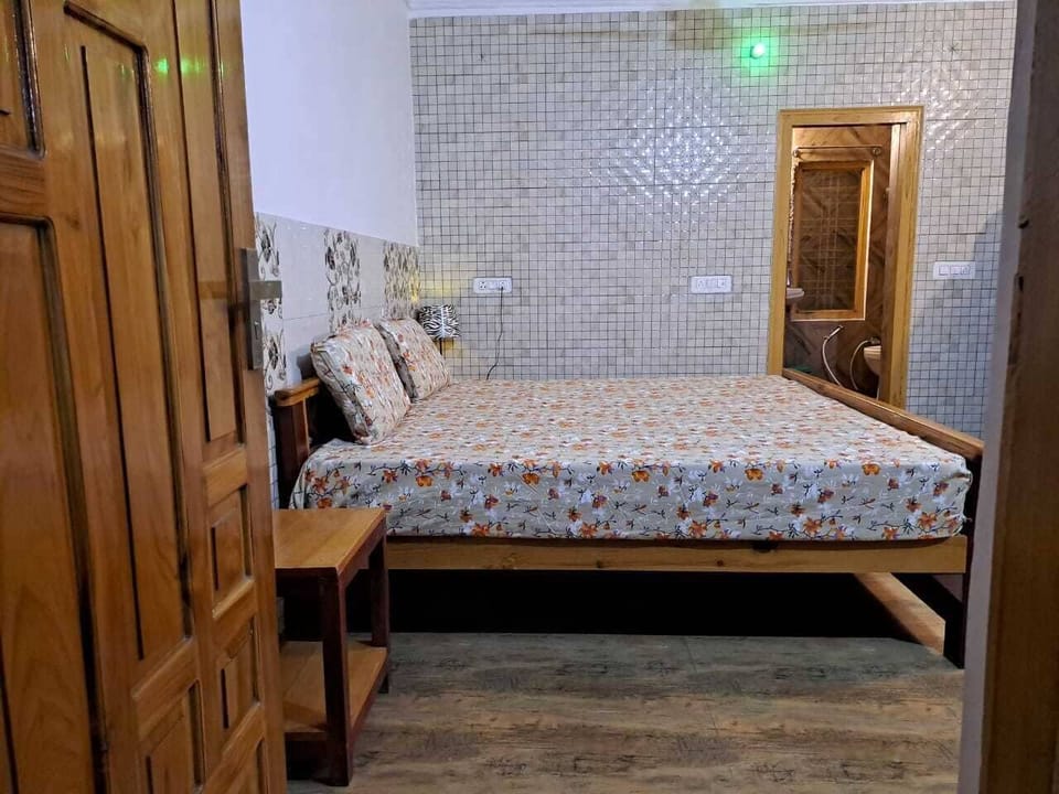 Standard Room, Mountain View | Desk, free WiFi