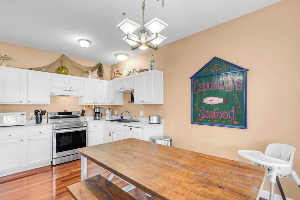 Dining Area & Kitchen