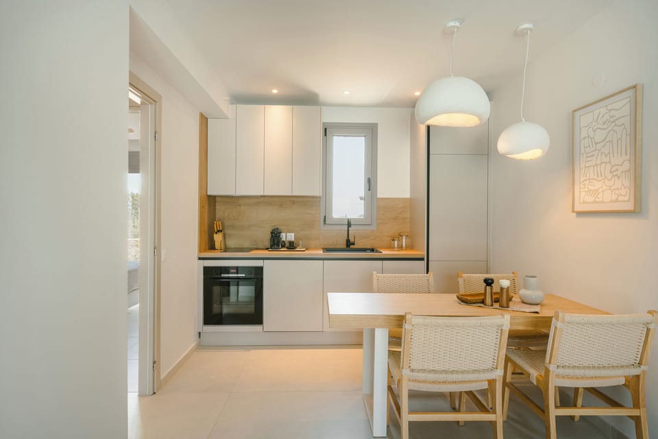 Suite, 2 Bedrooms, Balcony, Pool View | Private kitchen