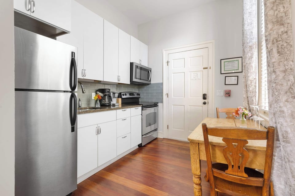 Fully equipped kitchen with dining seating