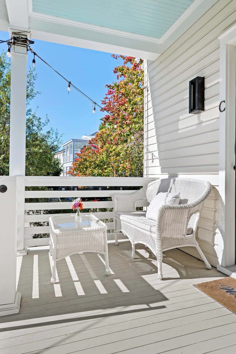 Front porch with plenty of seating for your group 