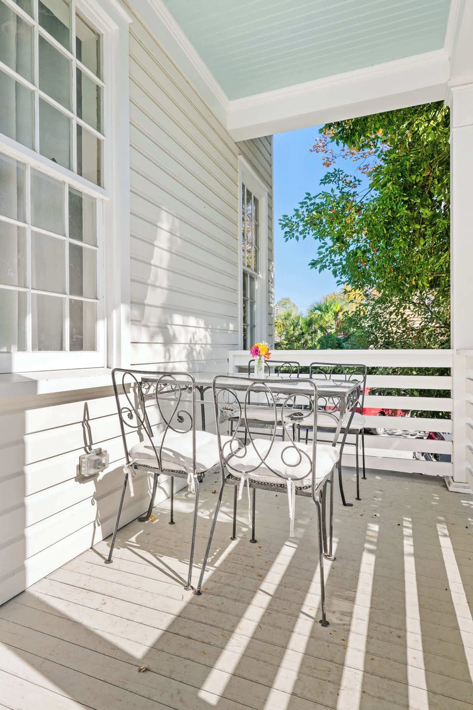 Front porch with plenty of seating for your group 