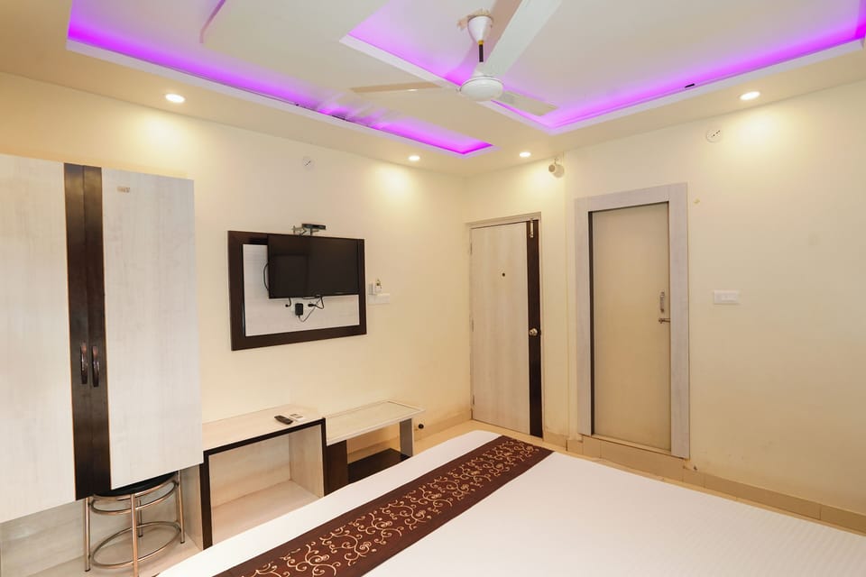 Deluxe Room | Blackout drapes, WiFi (free), bed sheets