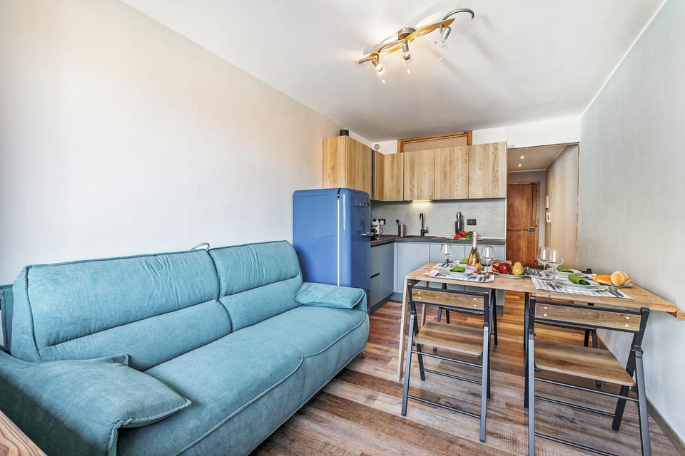 Standard Studio, Balcony, Mountain View (Studio Valleverde 21D Ski In Ski Out) | Living area | Smart TV