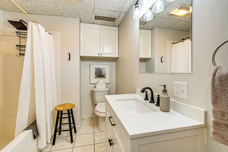 Between Restaurant & Brewery! Chic Perrysburg Apt Apartment in Maumee