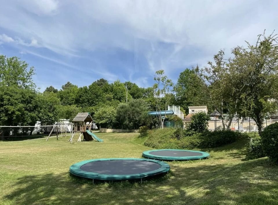 Camping Le Clou - Lodge de Luxe - playground