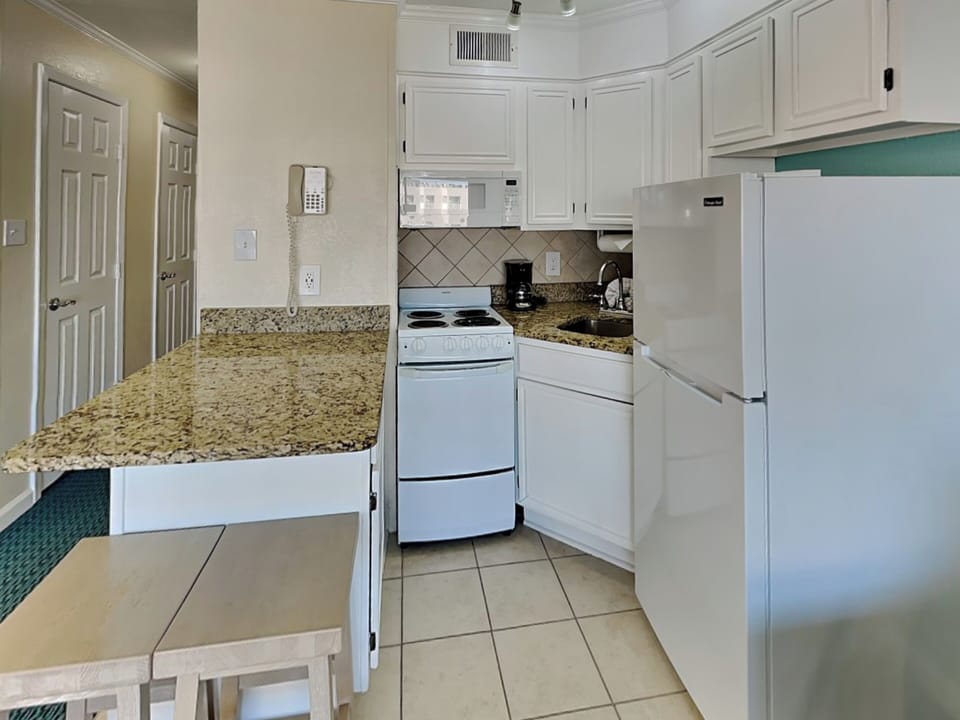 Full Kitchen - Countertop Seating For 2