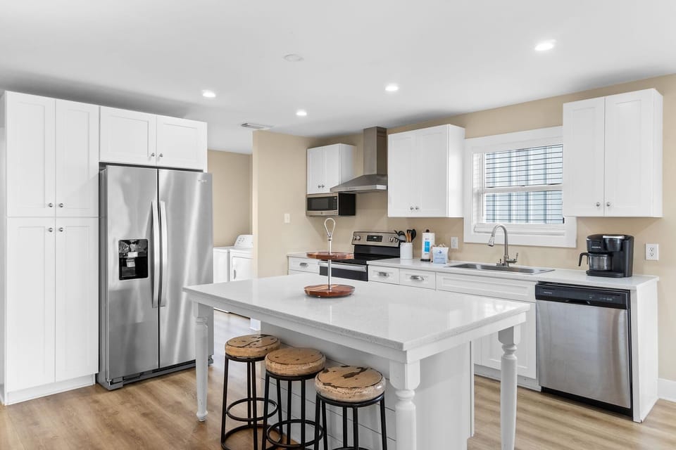 House, Multiple Beds (When Pigs Fly Down Beach House) | Private kitchen | Oven, toaster