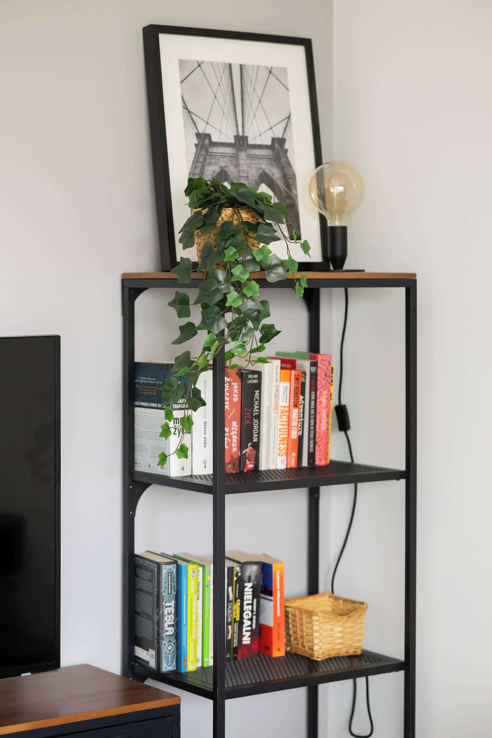 A decorative shelf with books and a plant adds character to the interior, creating a cozy touch that enhances the relaxing atmosphere.
