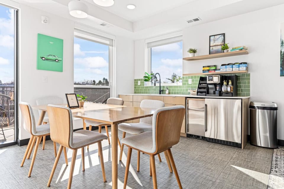 Dining Room: Stylish dining area with great views, ideal for delightful meals and conversations!