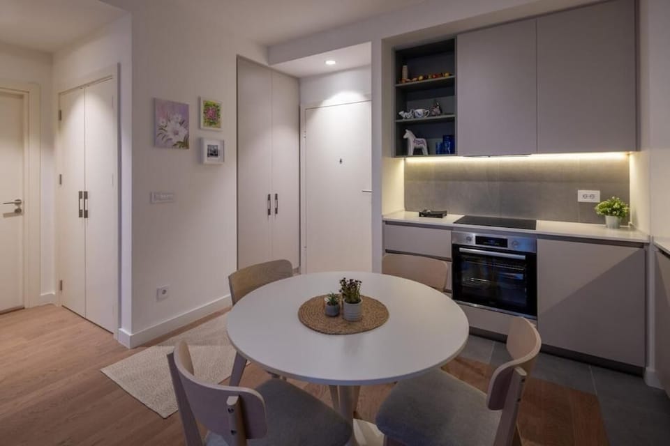 Deluxe Apartment, Garden View | In-room dining