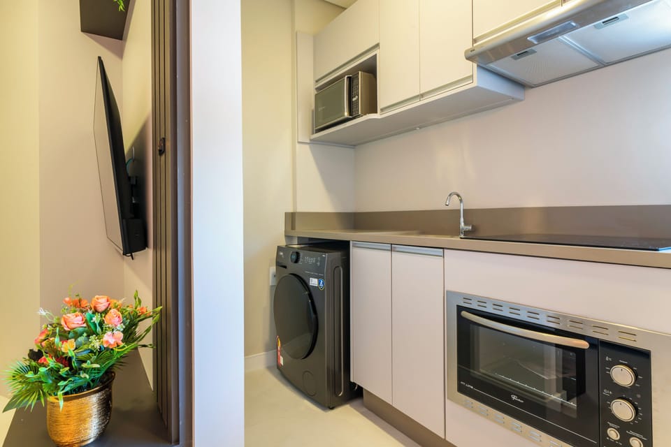 Deluxe Apartment, City View | Private kitchen