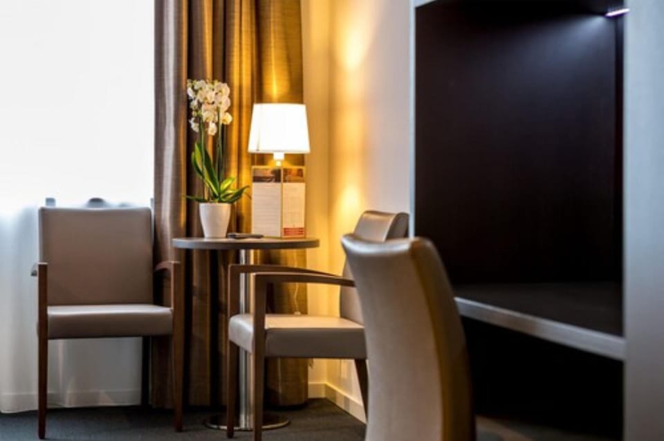 Superior Triple Room, Accessible | Minibar, in-room safe, laptop workspace, blackout drapes