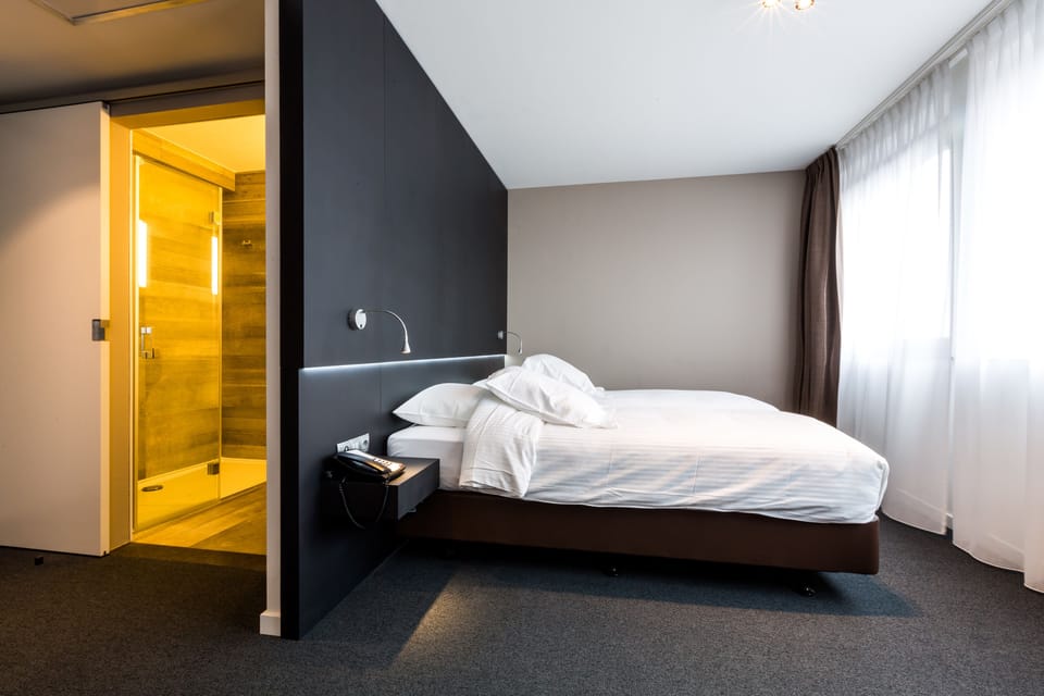 Minibar, in-room safe, laptop workspace, blackout drapes