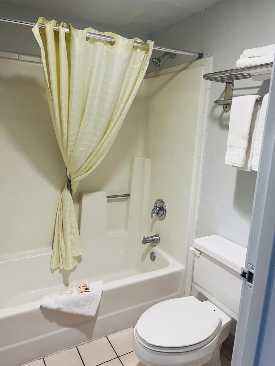 Deluxe Single Room | Bathroom | Towels, soap, shampoo, toilet paper
