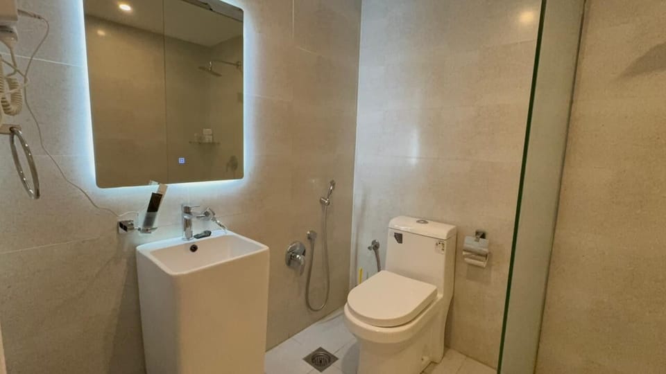 Deluxe Double Room | Bathroom | Shower, hair dryer, bathrobes, slippers