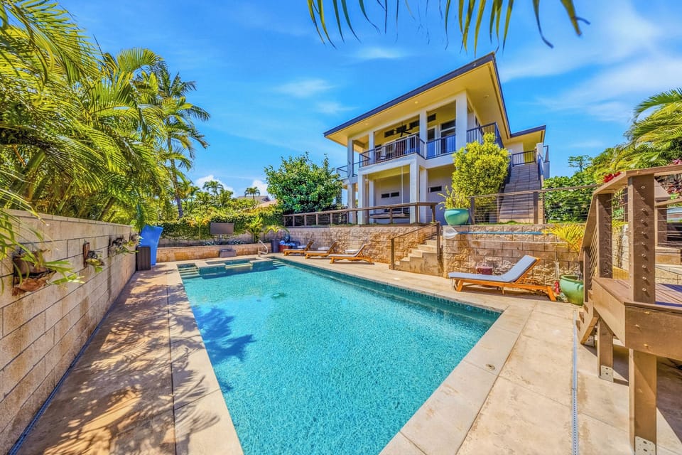 Sparkling Pool, Hot Tub right by the Outdoor TV & a Tiki Bar!