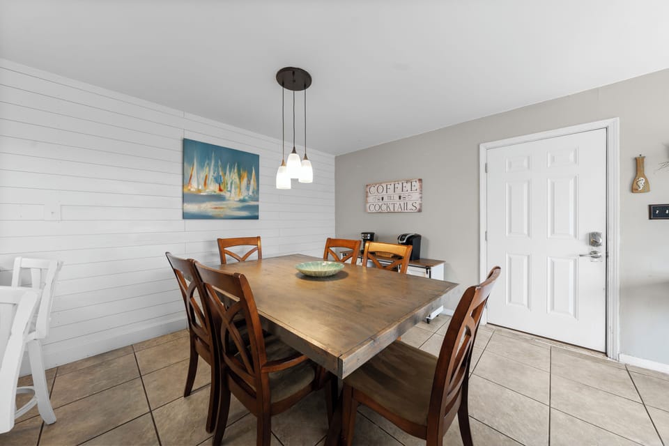 Seating for six at the dining table