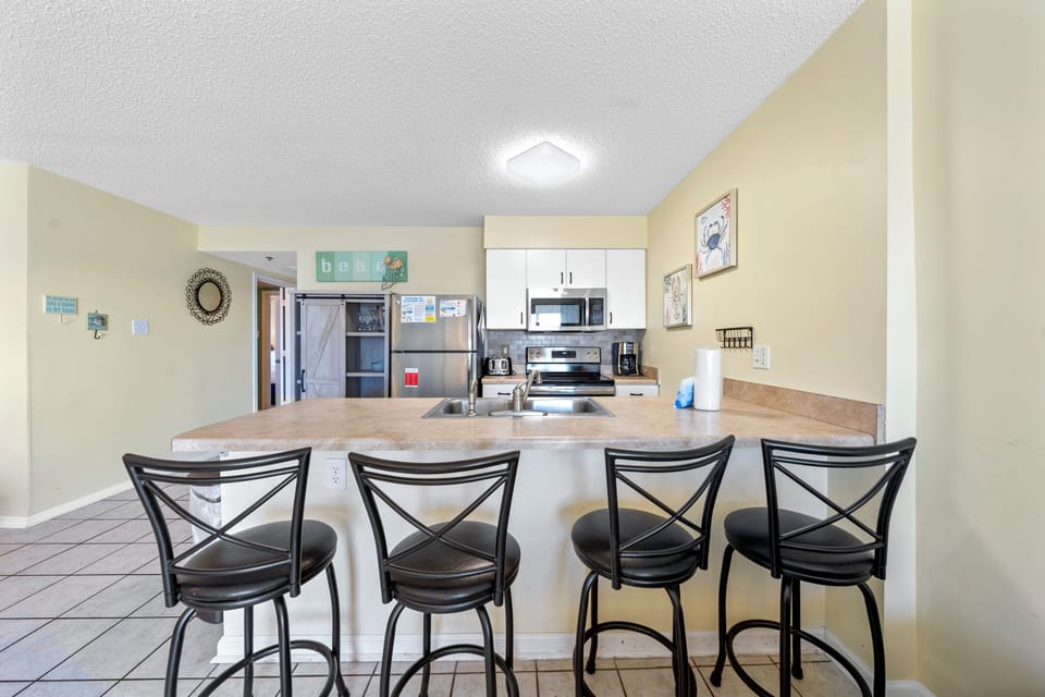Eat-in kitchen bar seating