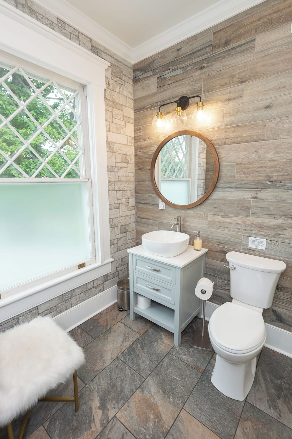 Room, 1 King Bed, Non Smoking | Bathroom | Free toiletries, hair dryer, towels, toilet paper