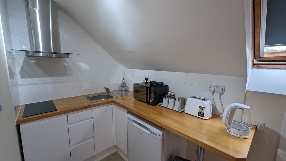 Room (7) | Premium bedding, desk, laptop workspace, free WiFi