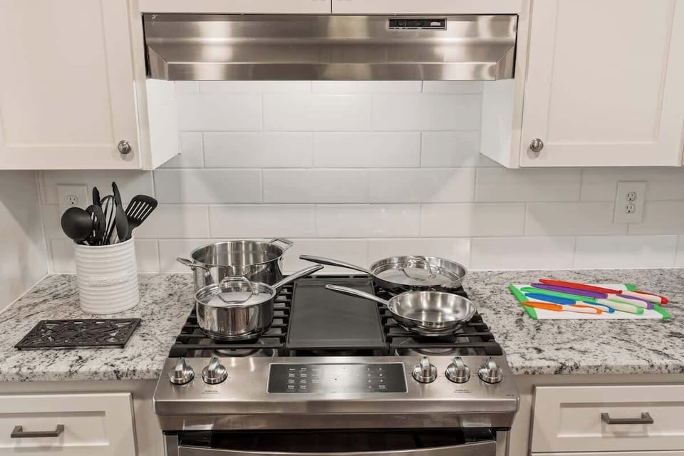 Stove, Oven & Plenty of Cooking Utensils 