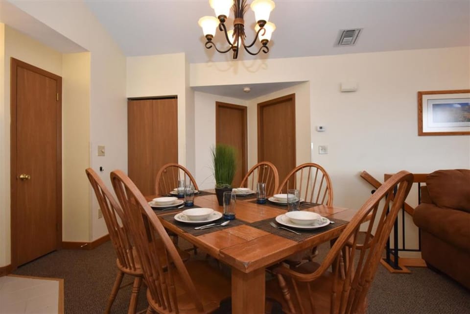 Warm dining space with seating for six, a perfect gathering spot after a day exploring the Laurel Highlands.