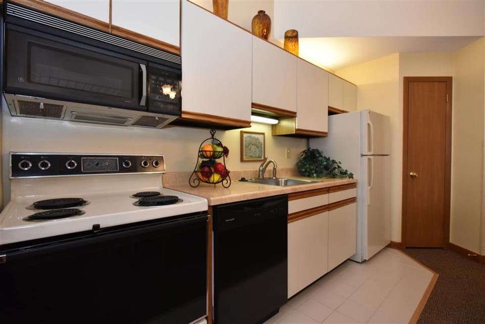 Fully equipped kitchen with modern appliances, ideal for preparing meals between mountain adventures.