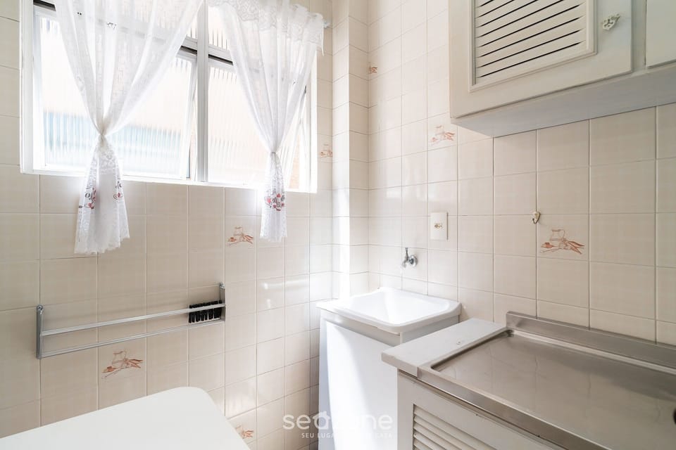 Basic Apartment | Bathroom | Shower