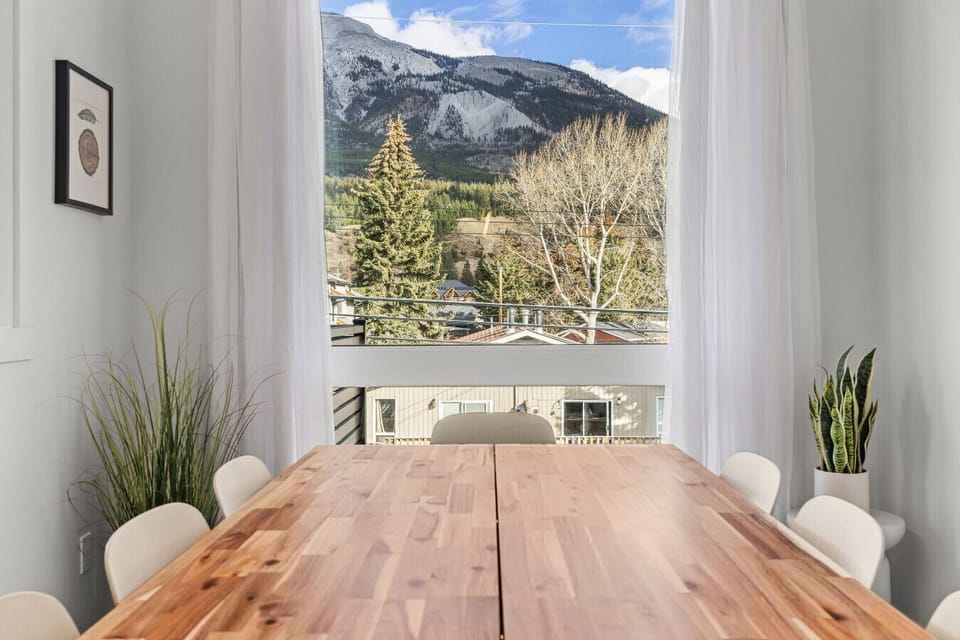 Enjoy dinner together with this spectacular mountain backdrop